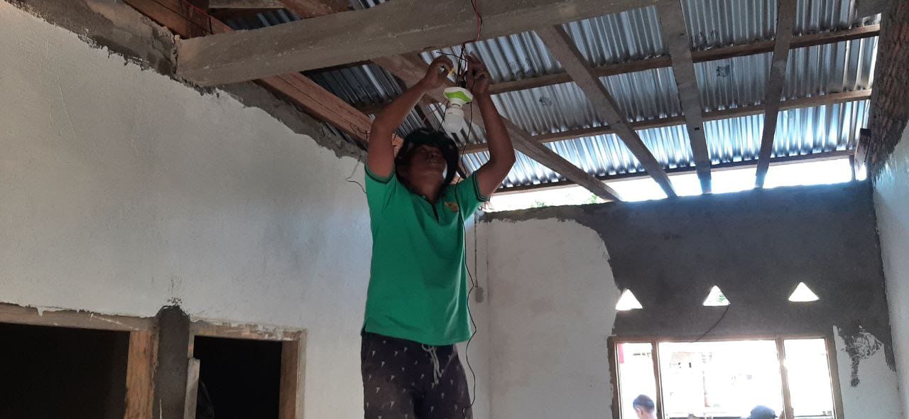 Anggota Kodim 1420/Sidrap Pasang Instalasi Listrik di RTLH Bapak Nasir dalam TMMD ke-118