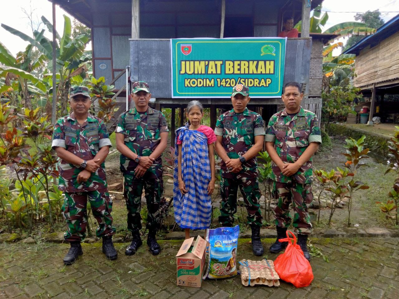Jumat Berkah Koramil 1420-05/Dua Pitue Berikan Langsung Sembako Dirumah Warga Binaan