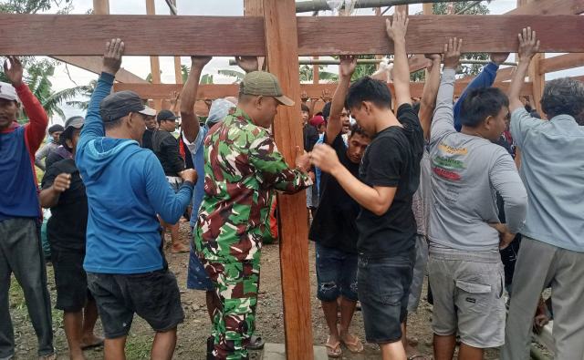 Babinsa Desa Aka Akae Ikut Gotong Royong Bangun Rumah Warga