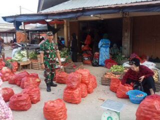 Anggota Ramil 06/Panca Rijang Pantau Harga Bahan Pokok di Pasar Rappang