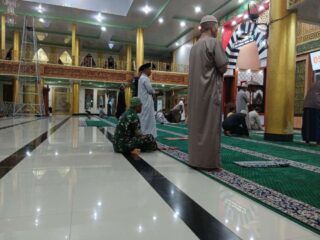BABINSA KODIM 1420/SIDRAP LAKSANAKAN SAFARI SHALAT SUBUH SEKALIGUS KOMSOS UNTUK MEMANTAU SITUASI WILAYAH