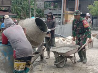 ​Wujudkan Kedekatan dengan Rakyat, Babinsa Koramil 01/Panca Lautang Gotong Royong Cor Halaman Masjid