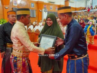 HUT ke-682 Sidrap Jadi Momentum, Kepala SMP Muhammadiyah Boarding School Rappang Terima Penghargaan Nasional