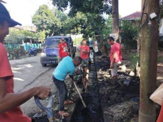 Cegah Banjir dan Penyakit, Koramil 1420-06/Panca Rijang Bersama Warga Kelurahan Rappang Gelar Karya Bakti
