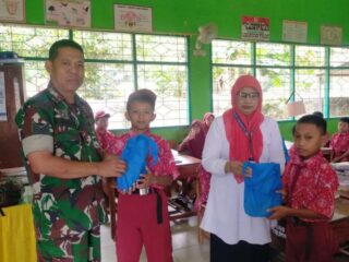 BABINSA KODIM 1420/SIDRAP PENDAMPINGI DISTRIBUSI MAKAN BERGIZI GRATIS