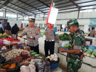 Babinsa Ramil 07/Baranti Sertu Usman Pantau Harga Bahan Pokok di Pasar Baranti Desa Passeno