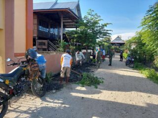 Koramil 1420-03/Maritengngae Bersama Warga Bersihkan Drainase di Jalan Sakura