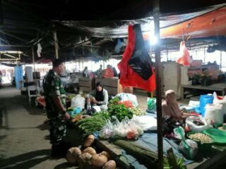 ​Pastikan Stok Aman, Babinsa Koramil 06/Panca Rijang Pantau Harga Sembako di Pasar Sentral Rappang