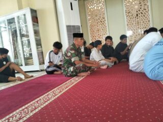 Sejukkan Wilayah Lewat Sajadah, Babinsa Kodim 1420/Sidrap Gelar Safari Subuh Serentak