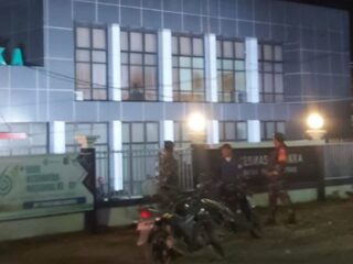 Tingkatkan Kemanan Wilayah, Babinsa dan Damkar Sinergi Patroli Malam di Desa Corawali
