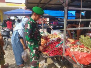 Anggota Koramil 07/Baranti Periksa Harga dan Ketersediaan Sembako di Pasar Sentral Baranti