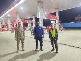 Tingkatkan Keamanan Wilayah, Babinsa Watang Pulu Bersama Tim Gabungan Gelar Patroli Siskamling