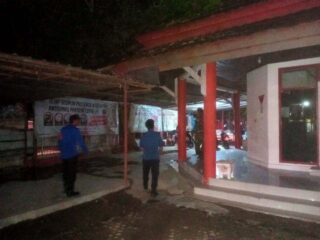 Tingkatkan Keamanan Wilayah, Personel Koramil 1420-05/Duapitue dan Damkar Gelar Patroli Siskamling Gabungan