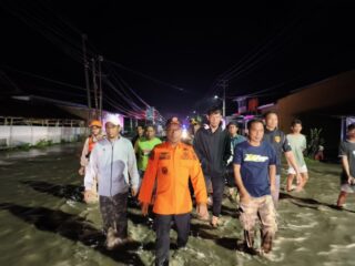 Baru Tiba dari Jakarta, Bupati Sidrap Syaharuddin Alrif Langsung Terjang Banjir Amparita Tengah Malam!