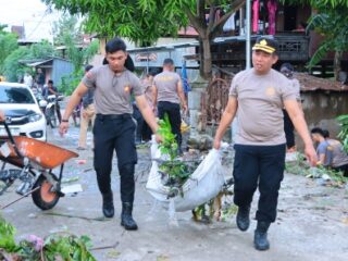 Cegah Banjir, Polisi dan Warga Kompak Bersihkan Saluran Irigasi di Sidrap