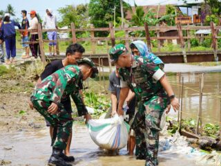 Aksi Nyata Dandim 1420 Sidrap: Ikut Angkut Pasir dan Bangun Tanggul Penahan Banjir